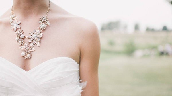 Quel collier doit-on porter avec une robe de mariée ?