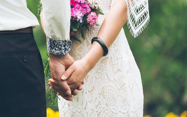 Choisir des bijoux adaptés à la robe de mariée